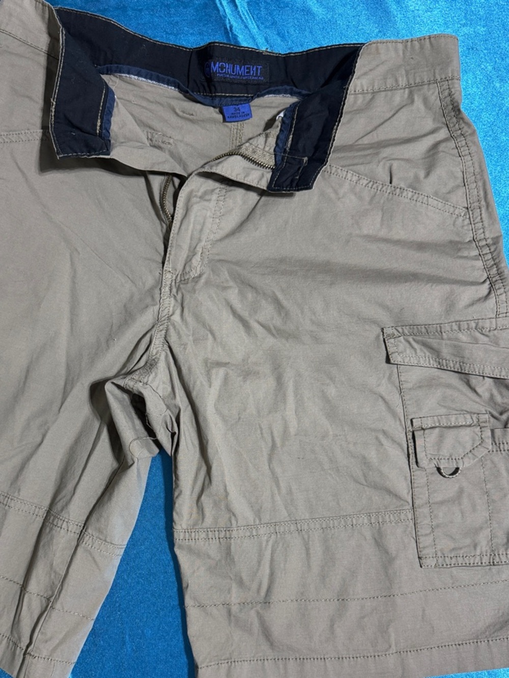 Men’s Khaki Cargo Shorts with Utility Pockets